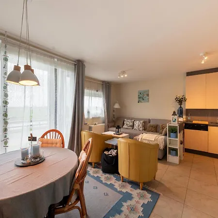 Charming Waterside Getaway, Cleaning Included * ニーウポールト