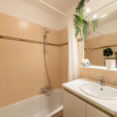Charming Waterside Getaway, Cleaning Included アパート ニーウポールト