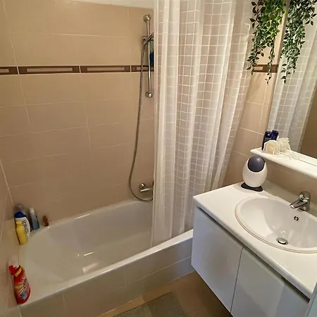 Charming Waterside Getaway, Cleaning Included アパート ニーウポールト