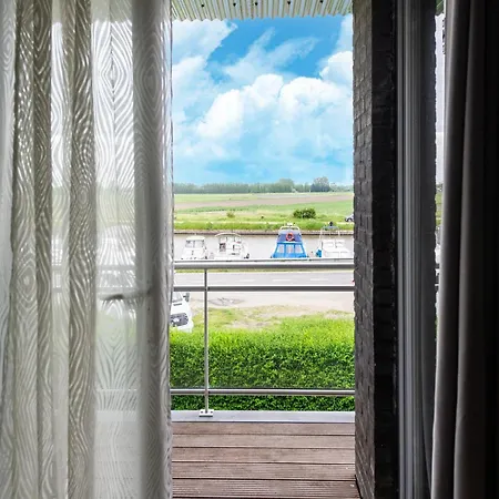 アパート Charming Waterside Getaway, Cleaning Included ニーウポールト